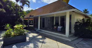 Family Beachfront Villa in Muri – Spacious living area for families